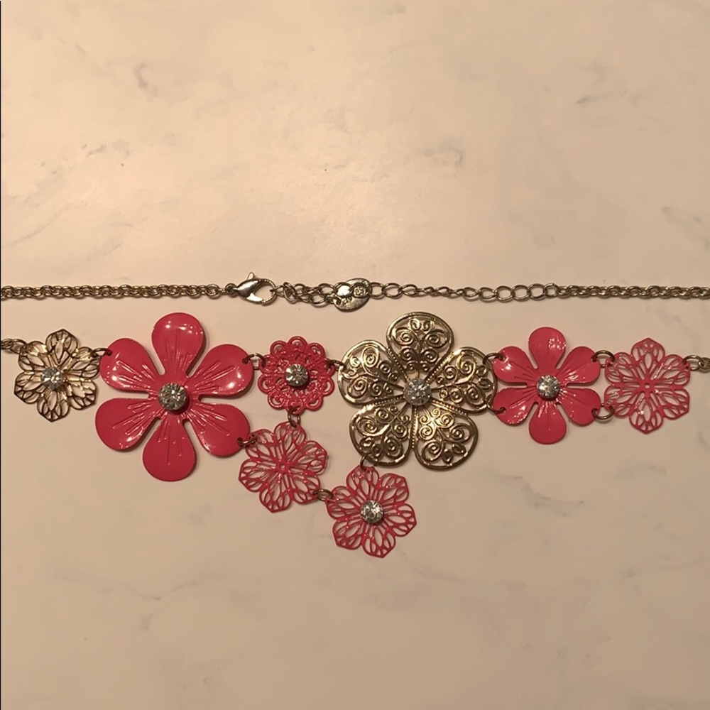 🌷 Claire’s Flower Statement Necklace - Picture 2 of 4